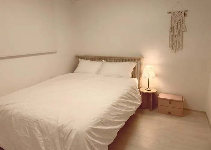 Cozy Family House Near Nampo Station, Parking Available, Yeongdo Entrance * Busan
