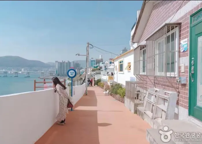 Cozy Family House Near Nampo Station, Parking Available, Yeongdo Entrance * Busan